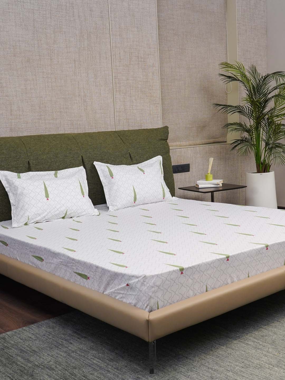 

URBAN SPACE Pinewood 200 TC Floral Fitted King Bedsheet, White