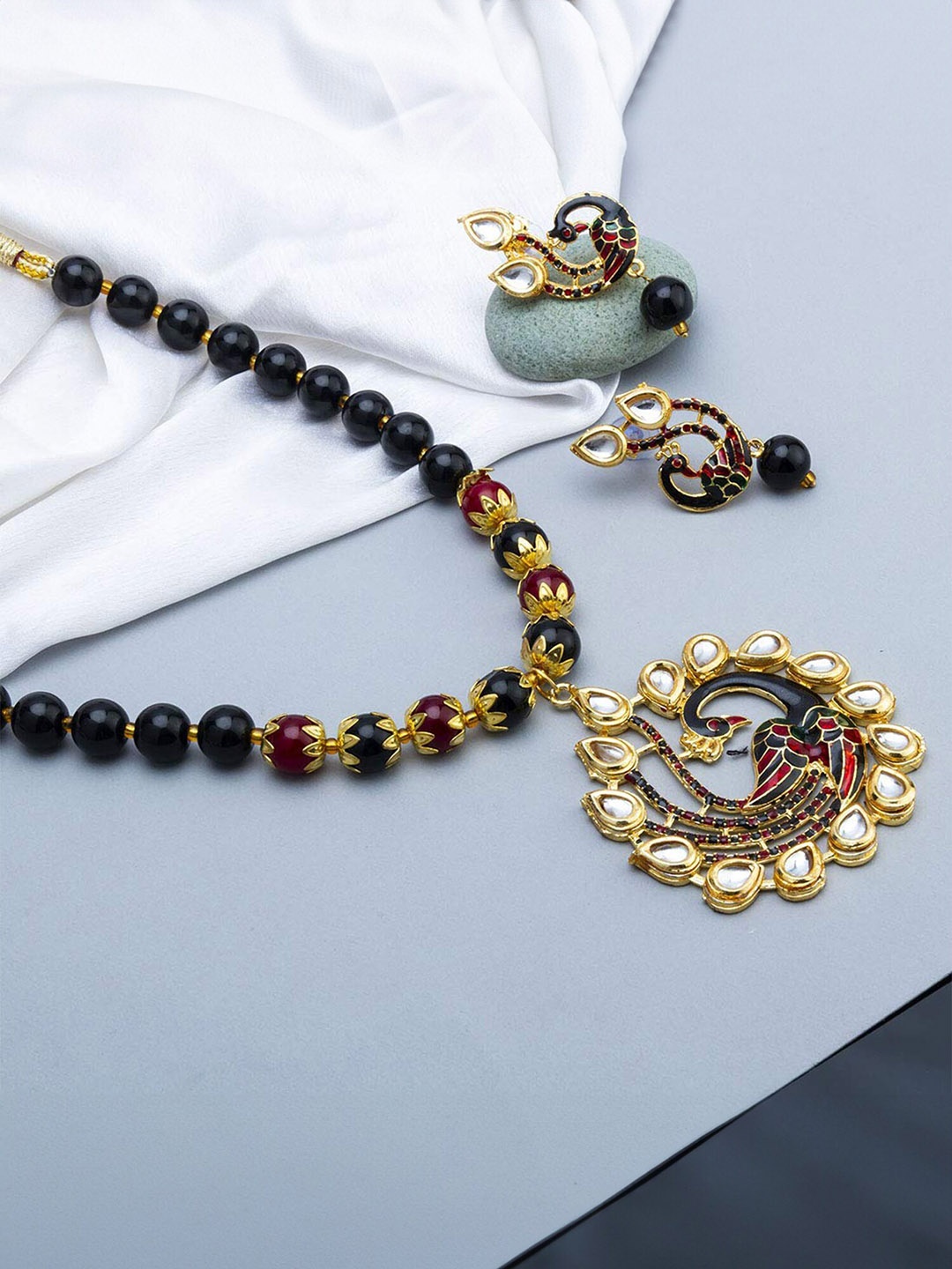 

Yellow Chimes Gold-Plated Kundan Studded & Beaded Traditional Pendant Jewellery Set