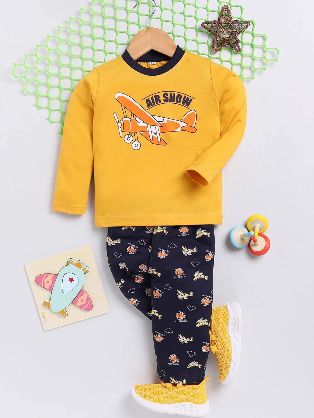 

carrydreams Girls Graphic Printed T-shirt with Trousers, Mustard