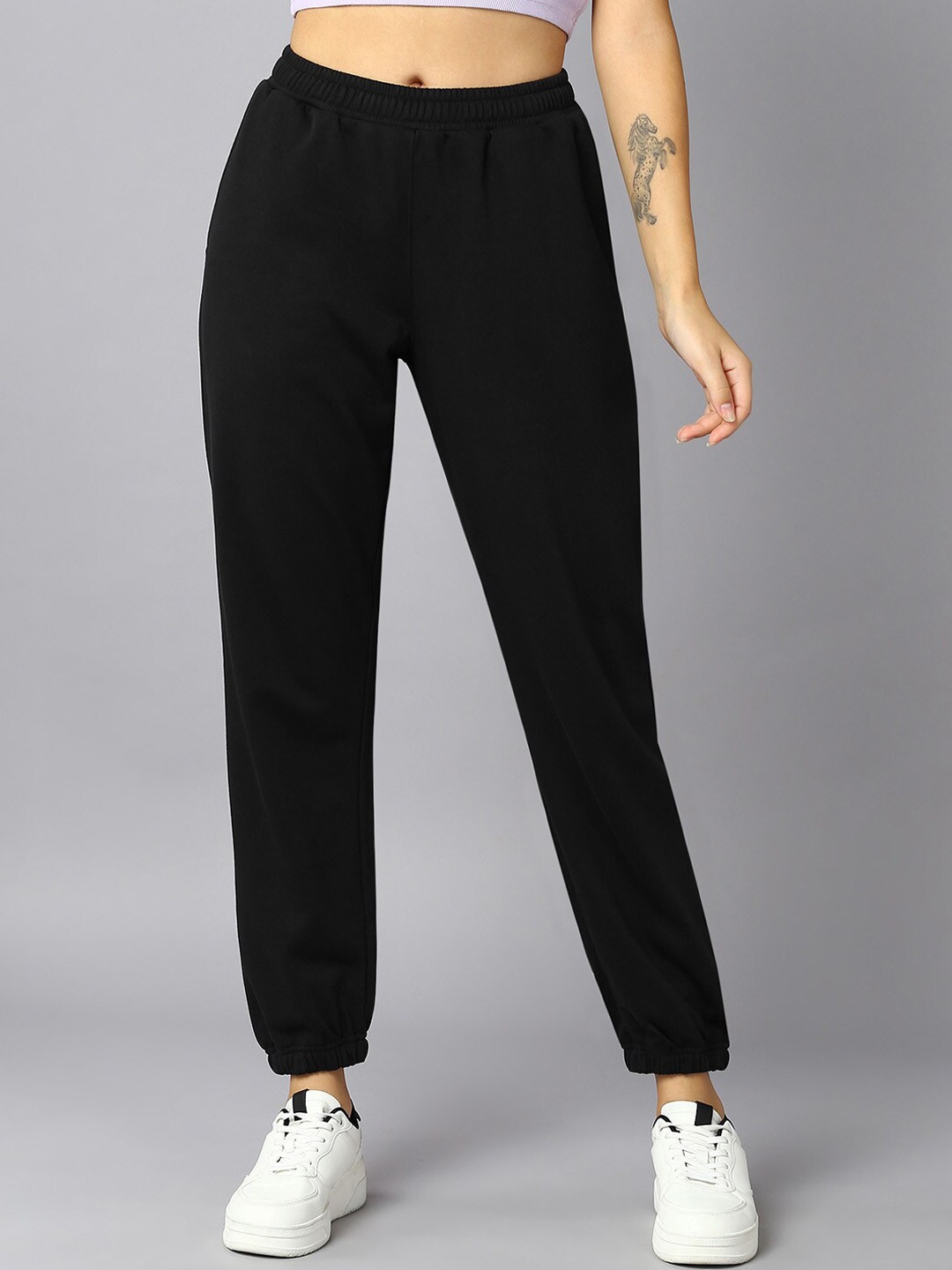 

The Roadster Lifestyle Co. Women Black Mid Rise Joggers