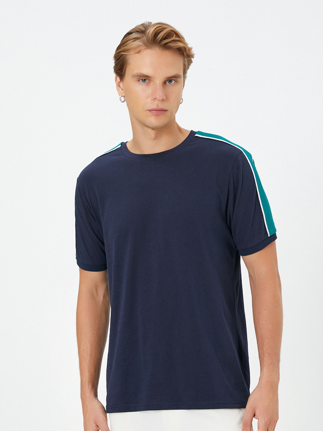 

Koton Men Pockets T-shirt, Na