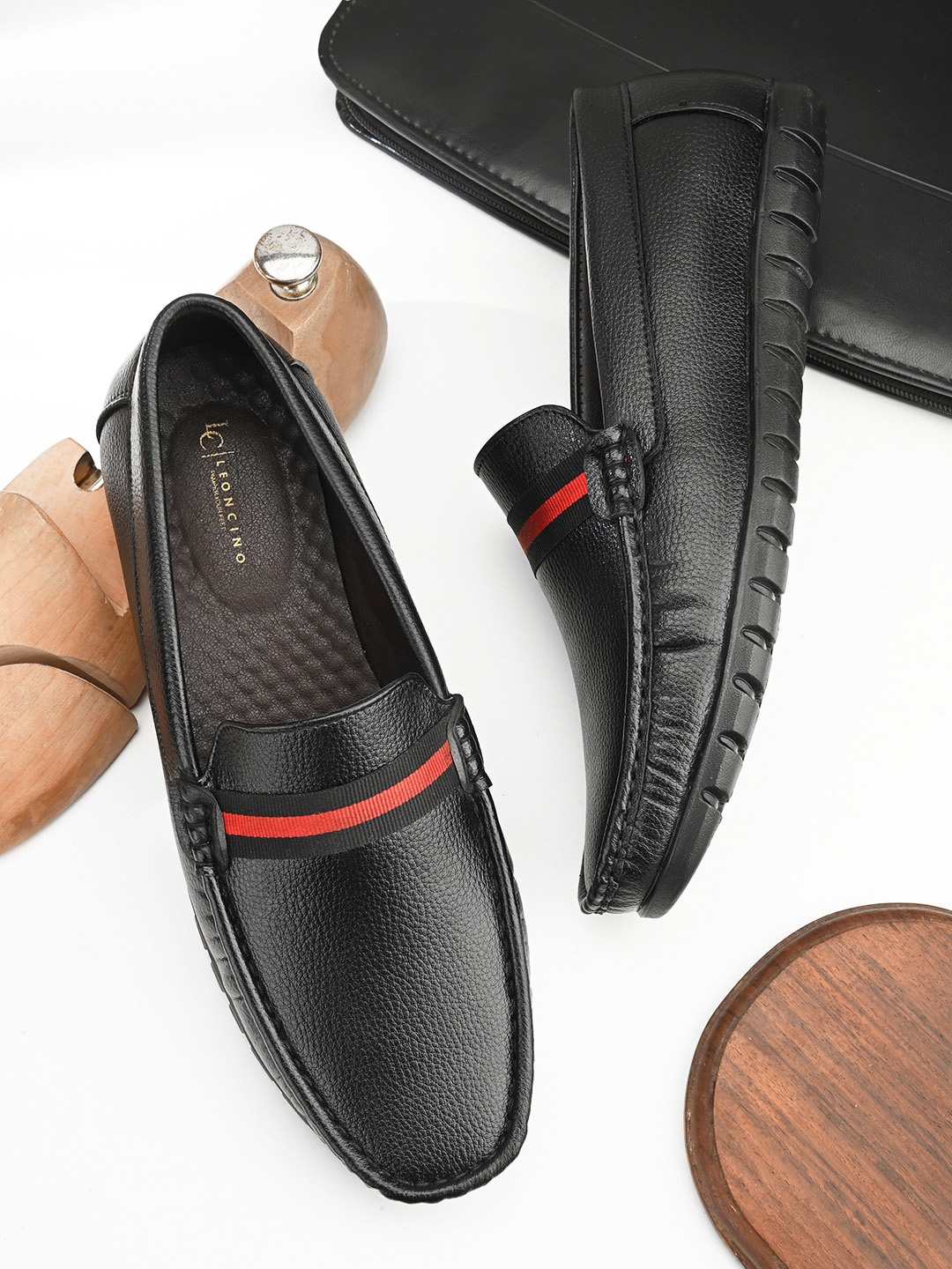 

LEONCINO Men Black Loafers
