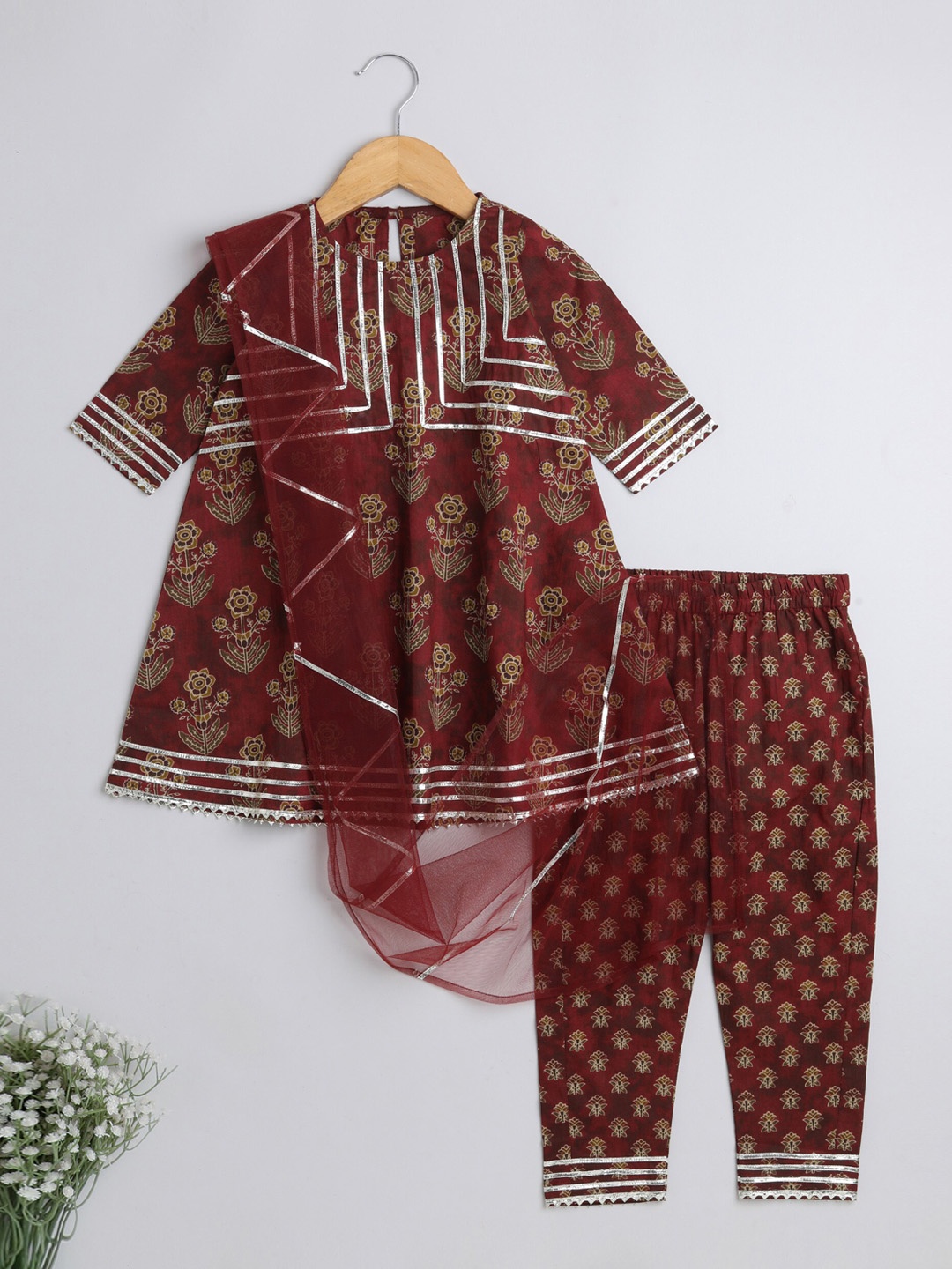 

The Magic Wand Girls Floral Printed Gotta Patti Pure Cotton Kurti & Salwar With Dupatta, Maroon