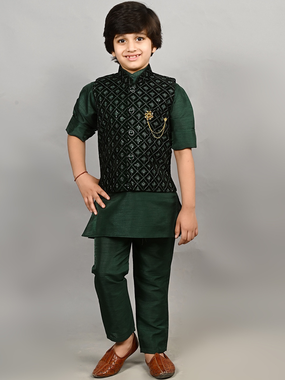 

ahhaaaa Boys Mandarain Collar Kurta Pyjama & Velvet Waistcoat Set, Green