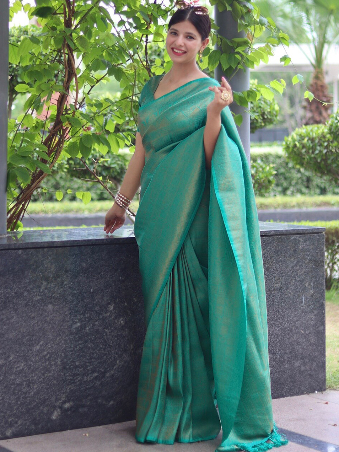 

ALMAARI FASHION Ethnic Motifs Woven Design Zari Pure Silk Kanjeevaram Saree, Green
