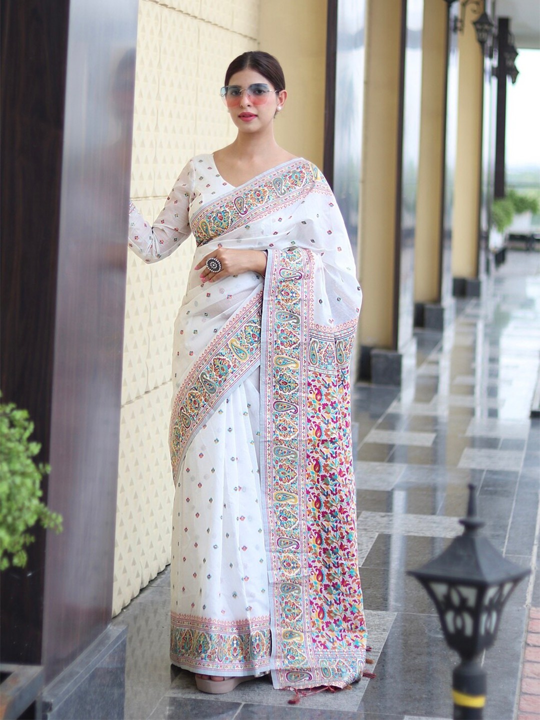

ALMAARI FASHION Ethnic Motifs Woven Design Zari Pure Silk Kanjeevaram Saree, White