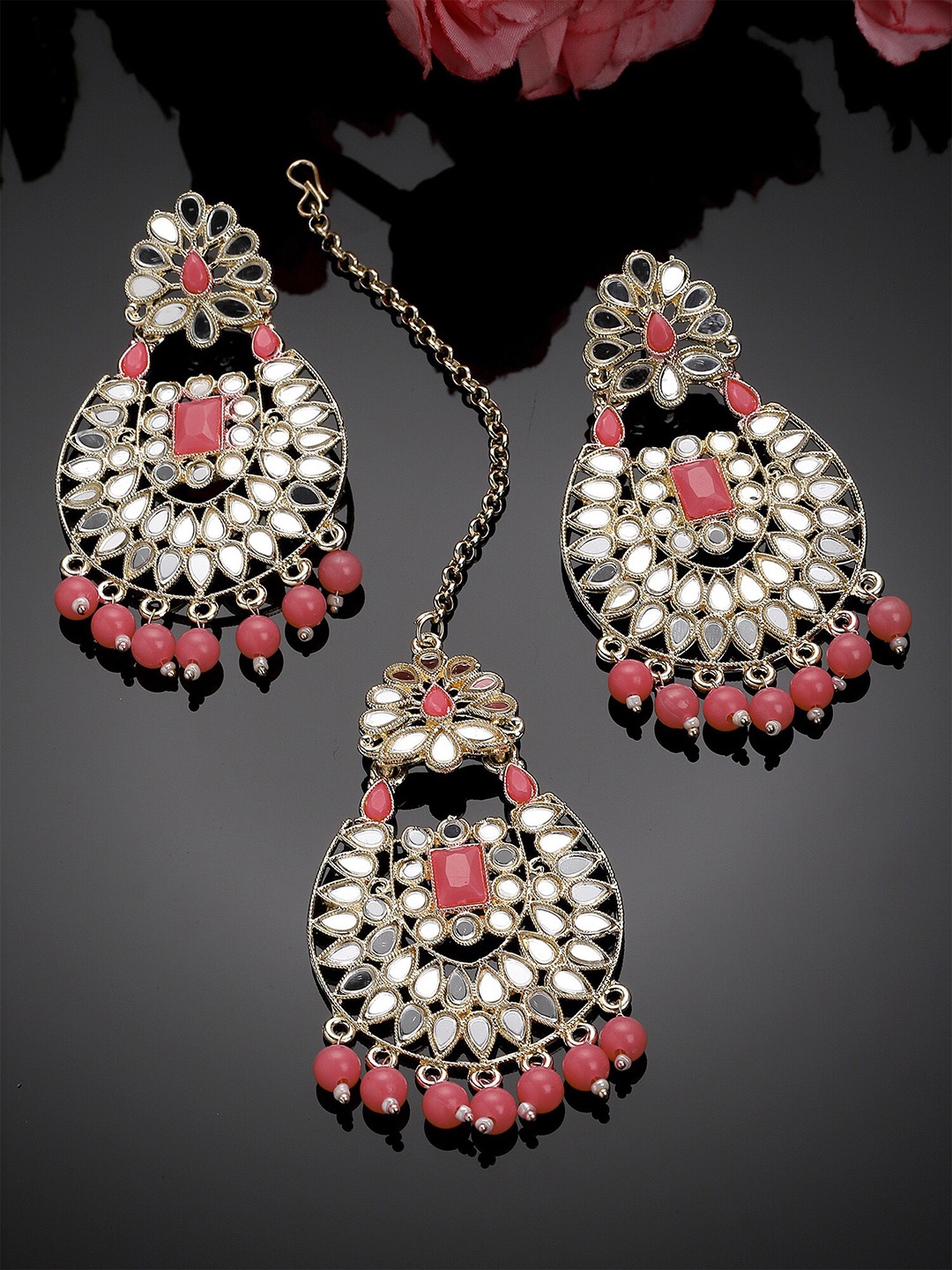 

KARATCART Gold-Plated Kundan Studded & Pearls Beaded Earring and Maangtikka Set, Red