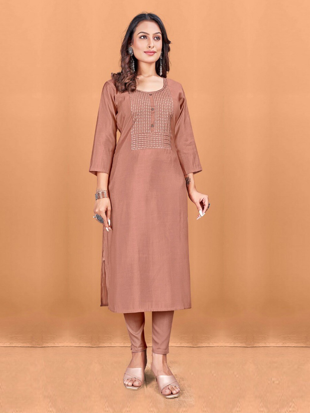 

Abhilasha Geometric Yoke Design Thread Work Chanderi Silk Kurta, Peach