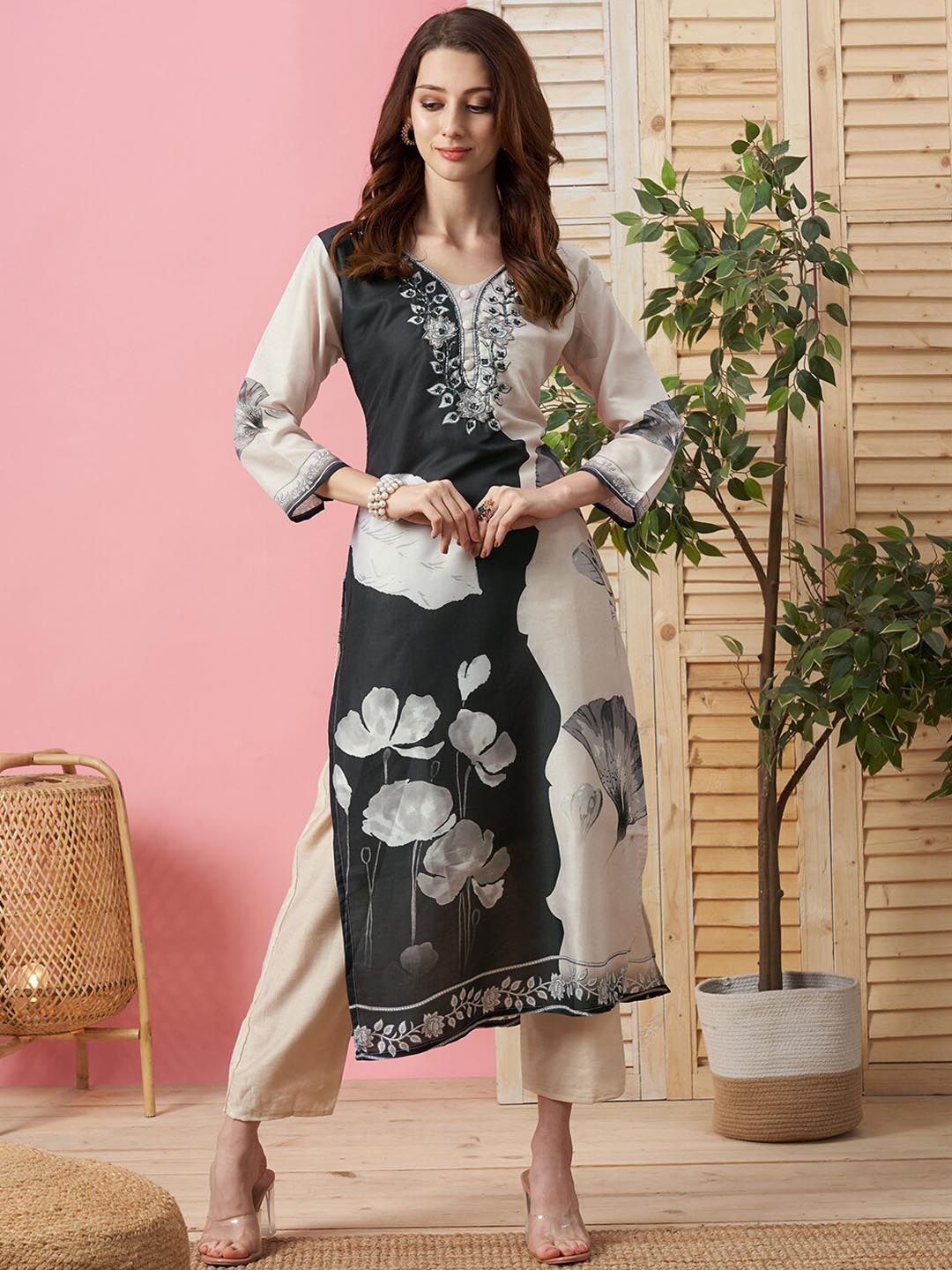 

Kiana House Of Fashion Floral Printed Regular Beads & Stones Kurta & Trousers With Dupatta, Grey