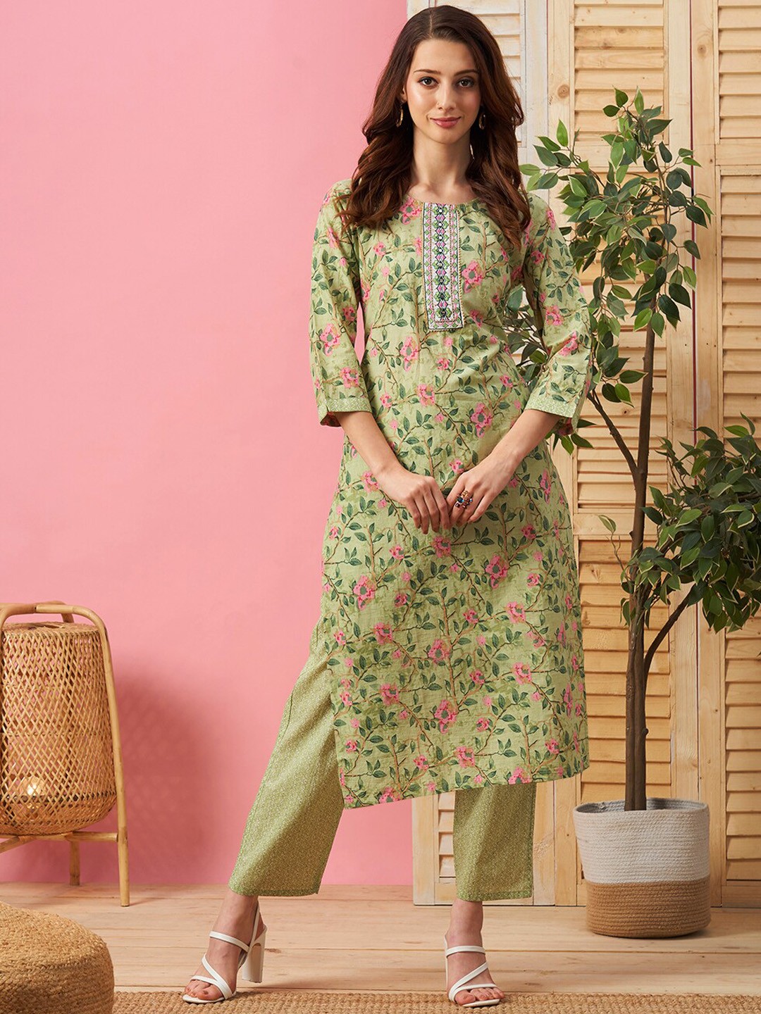 

Kiana House Of Fashion Floral Printed Regular Kurta With Trousers, Green