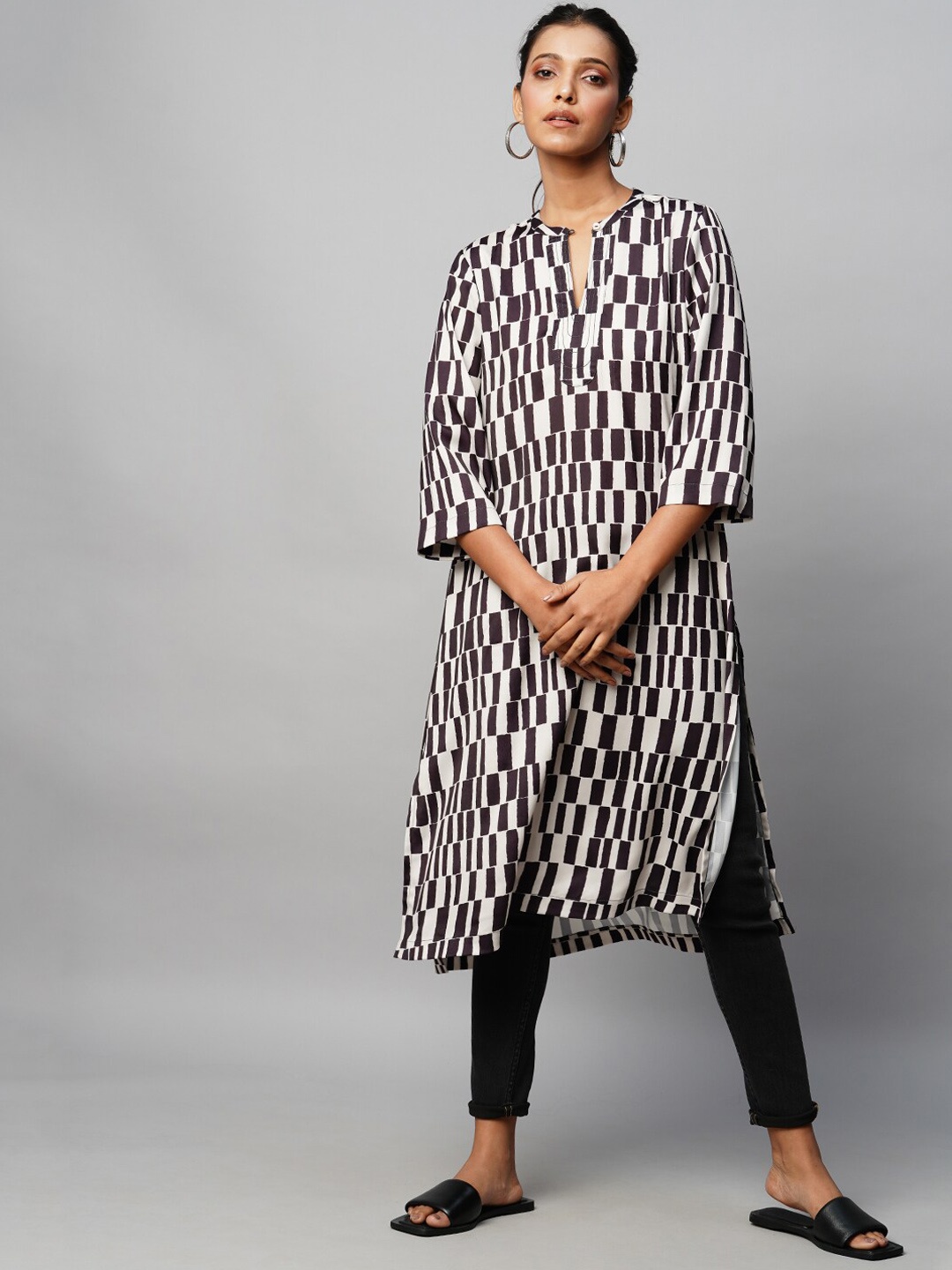 

Modern Indian by CHEMISTRY Geometric Printed Kurta, Black