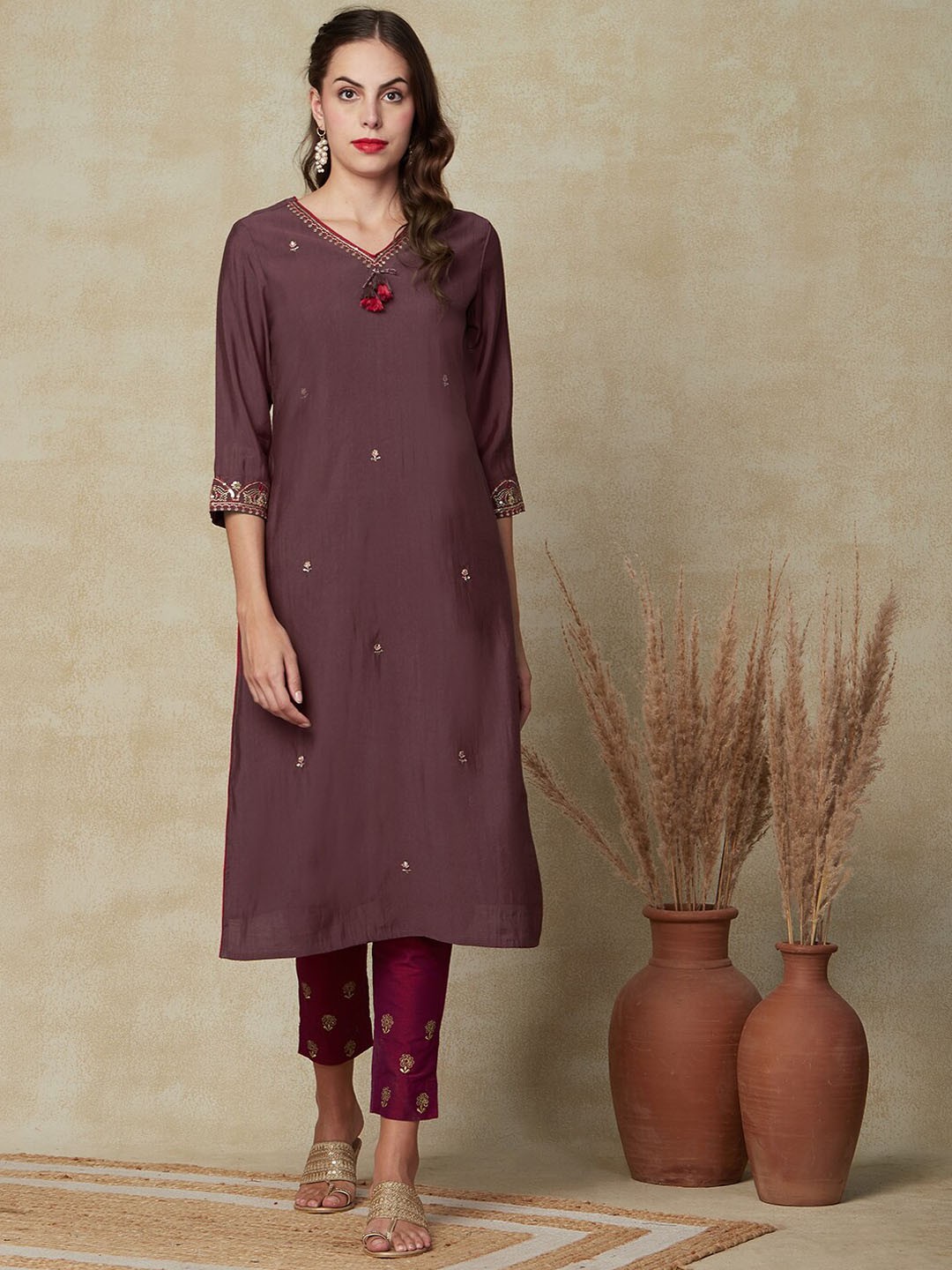 

FASHOR Ethnic Motifs Embroidered V-Neck Sequinned Straight Kurta, Mauve