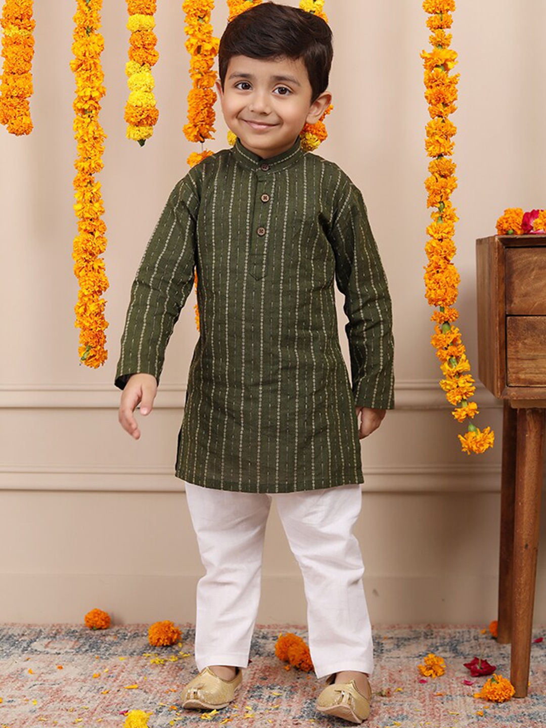 

Biglilpeople Boys Ethnic Motifs Woven Design Band Collar Straight Kurta with Pyjamas, Green