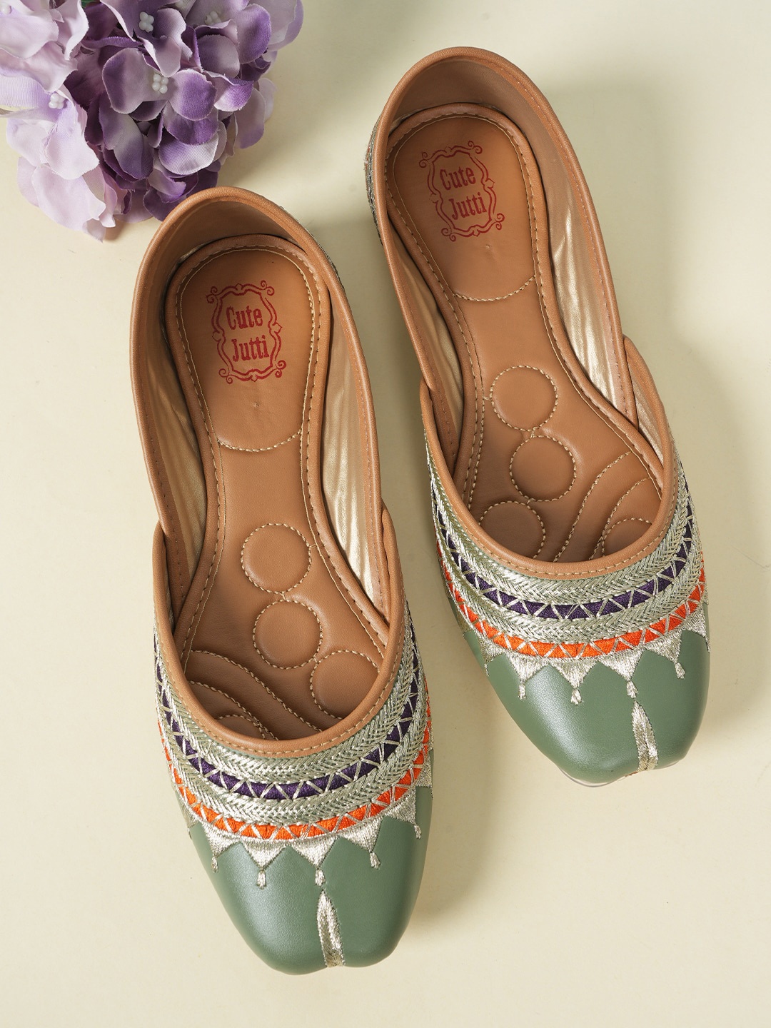 

Style Shoes Ethnic Embellished Square Toe Mojaris, Green