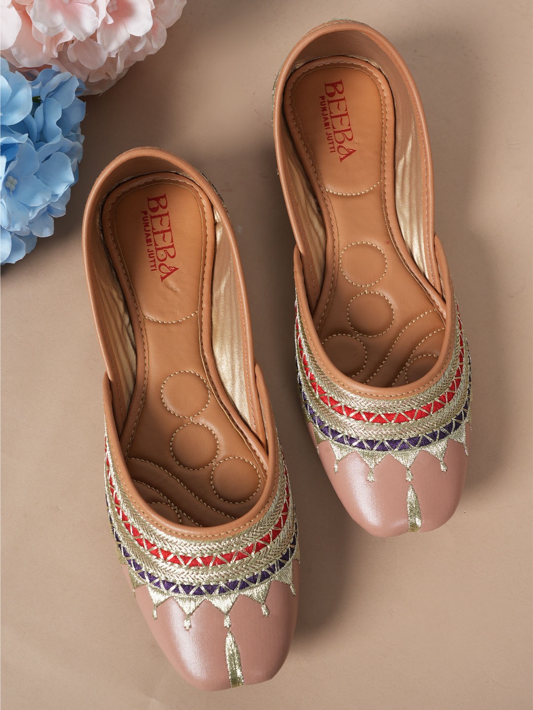 

Style Shoes Embroidered Ethnic Mojaris, Pink