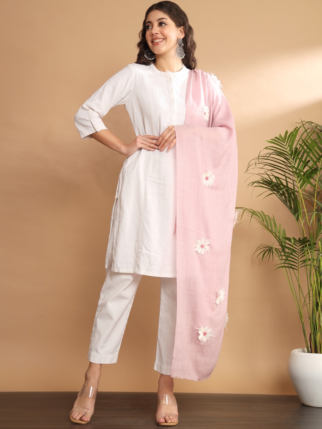 

MODARTA Floral Embroidered Pure Woolen Shawl, Pink