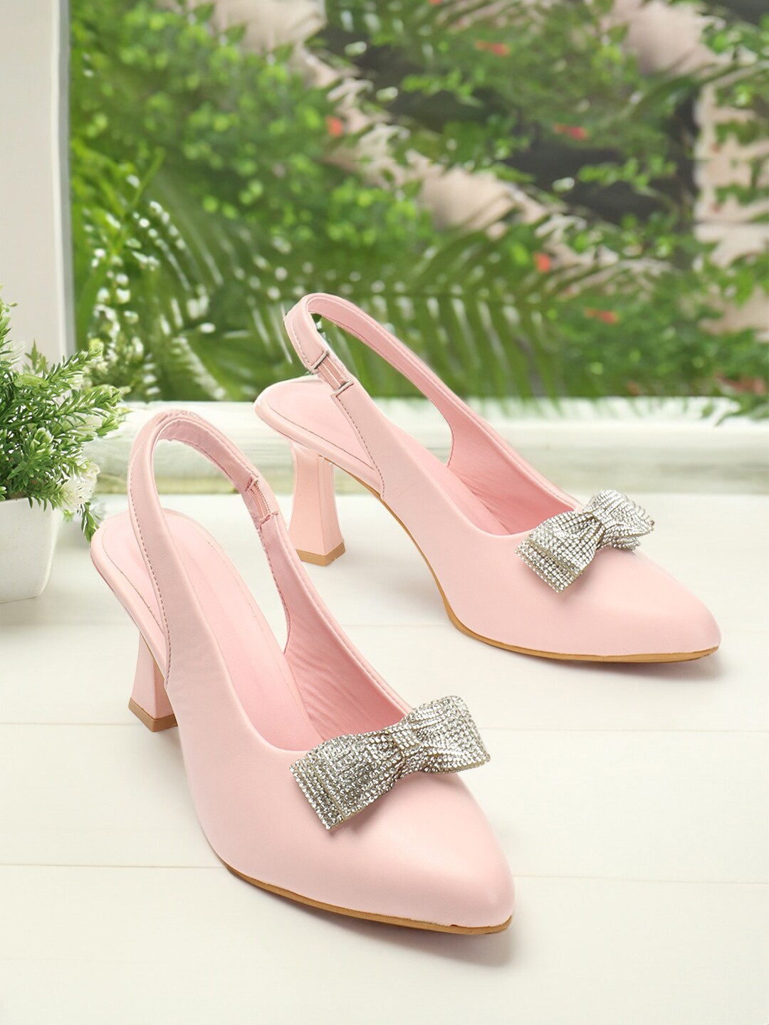 

Retro Walk Bow Embellished Slim Heel Pumps, Pink