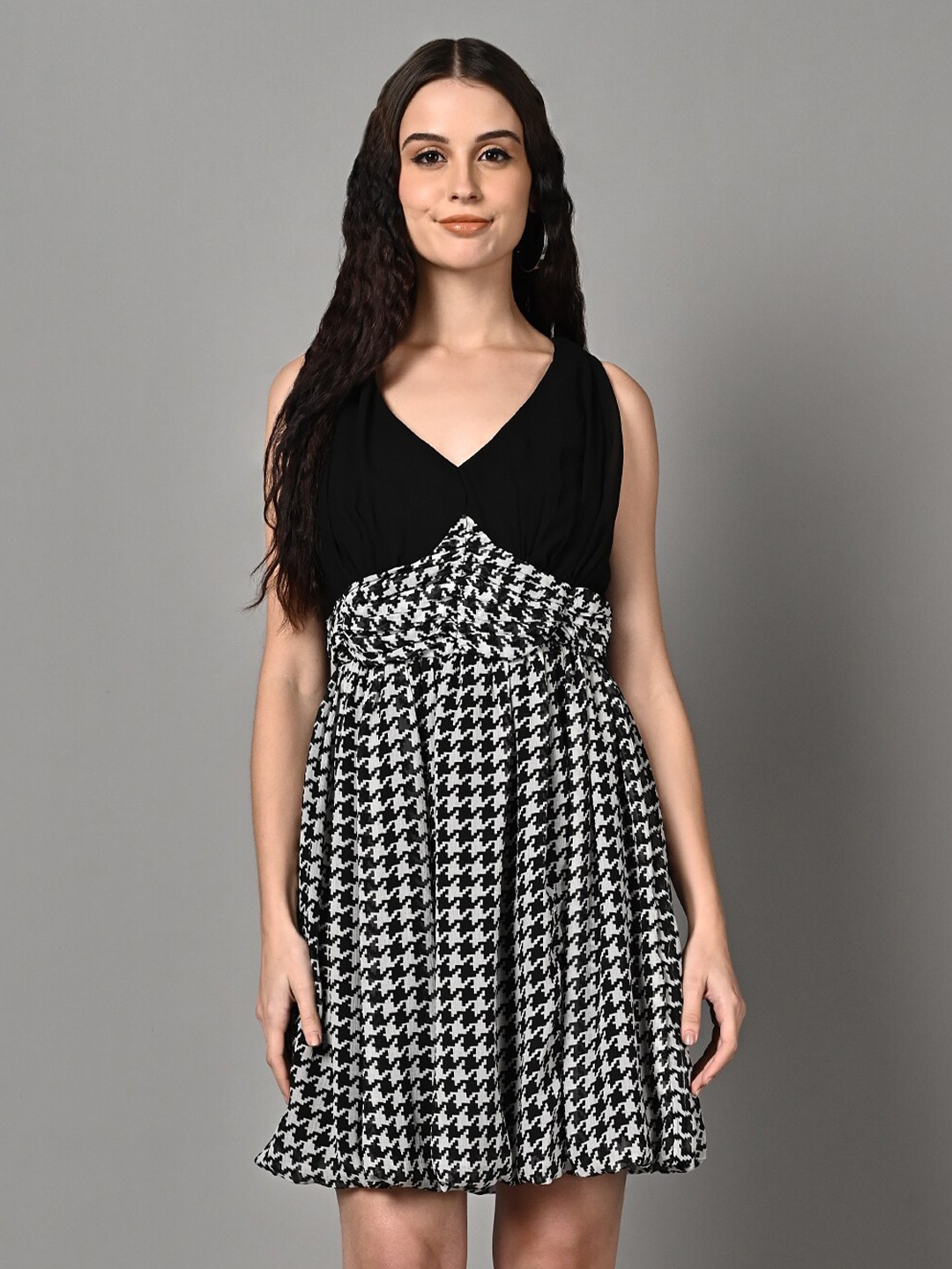 

Justin Whyte Geometric Printed V-Neck Gathered Detail Fit & Flare Dress, Black