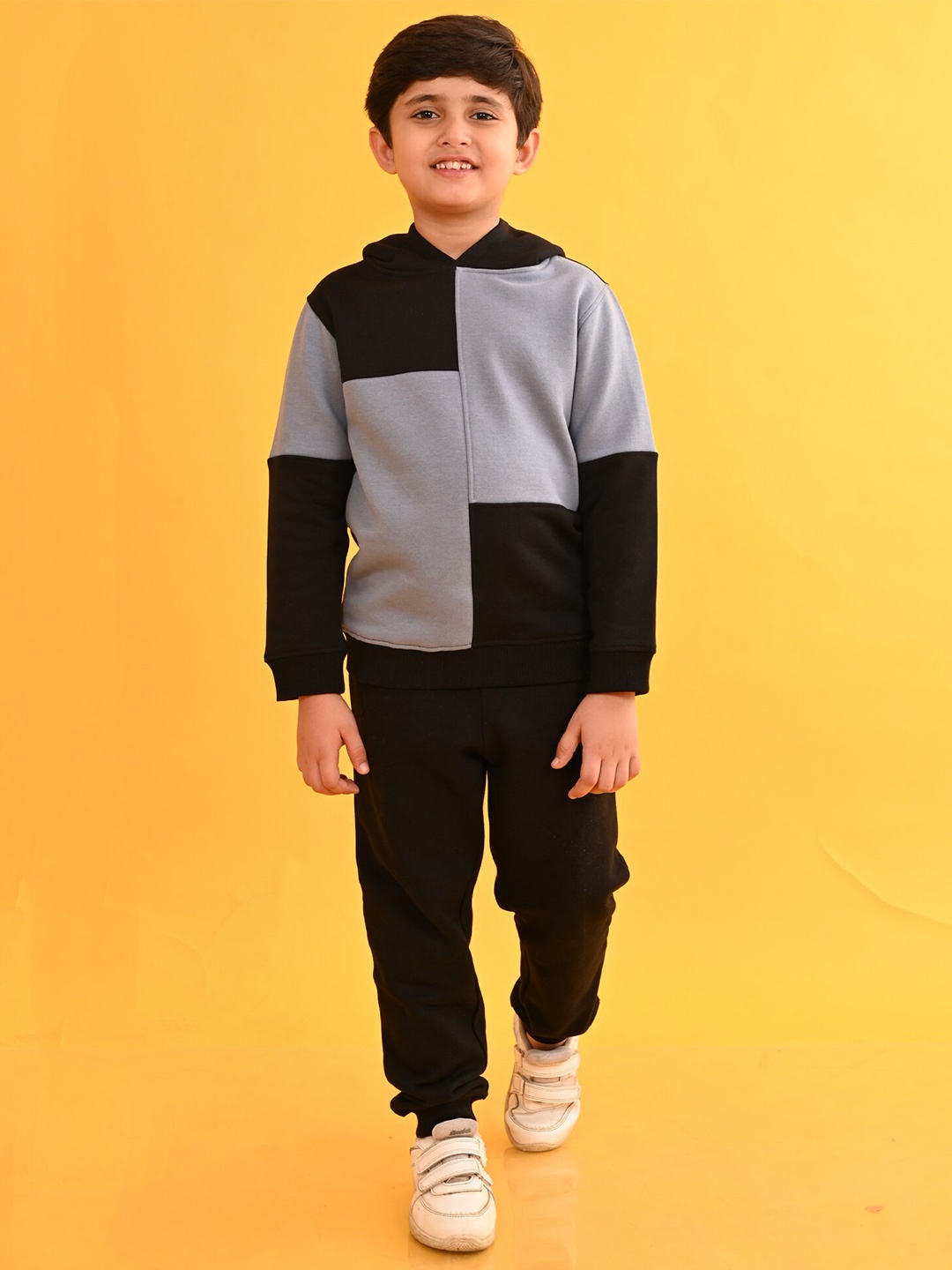Anthrilo Boys Colourblocked Hooded Sweatshirt With Joggers, Black
