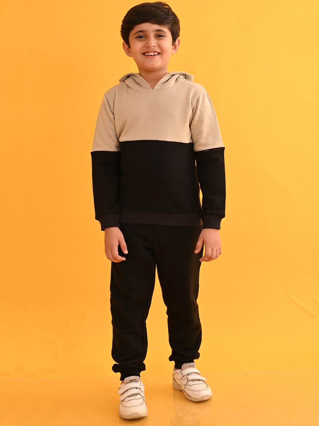 

Anthrilo Boys Colourblocked Hooded Fleece Sweatshirt With Trouser, Black