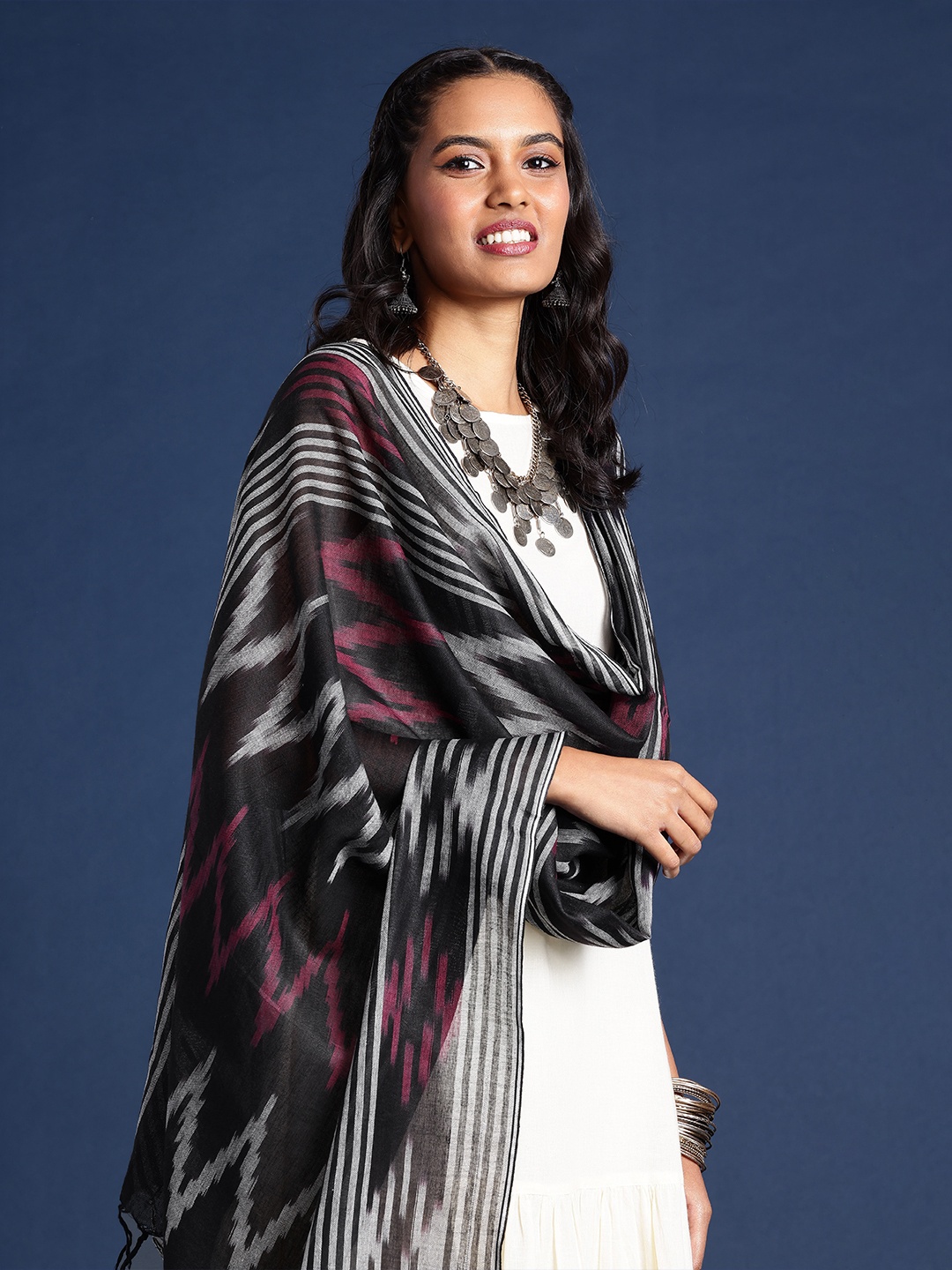 

Taavi Woven Design Pure Cotton Handloom Ikat Dupatta, Black