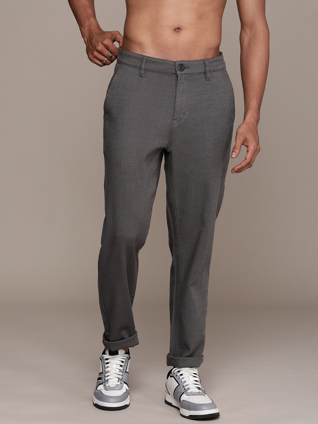 

The Roadster Lifestyle Co. Men Pure Cotton Slim Fit Trousers, Charcoal