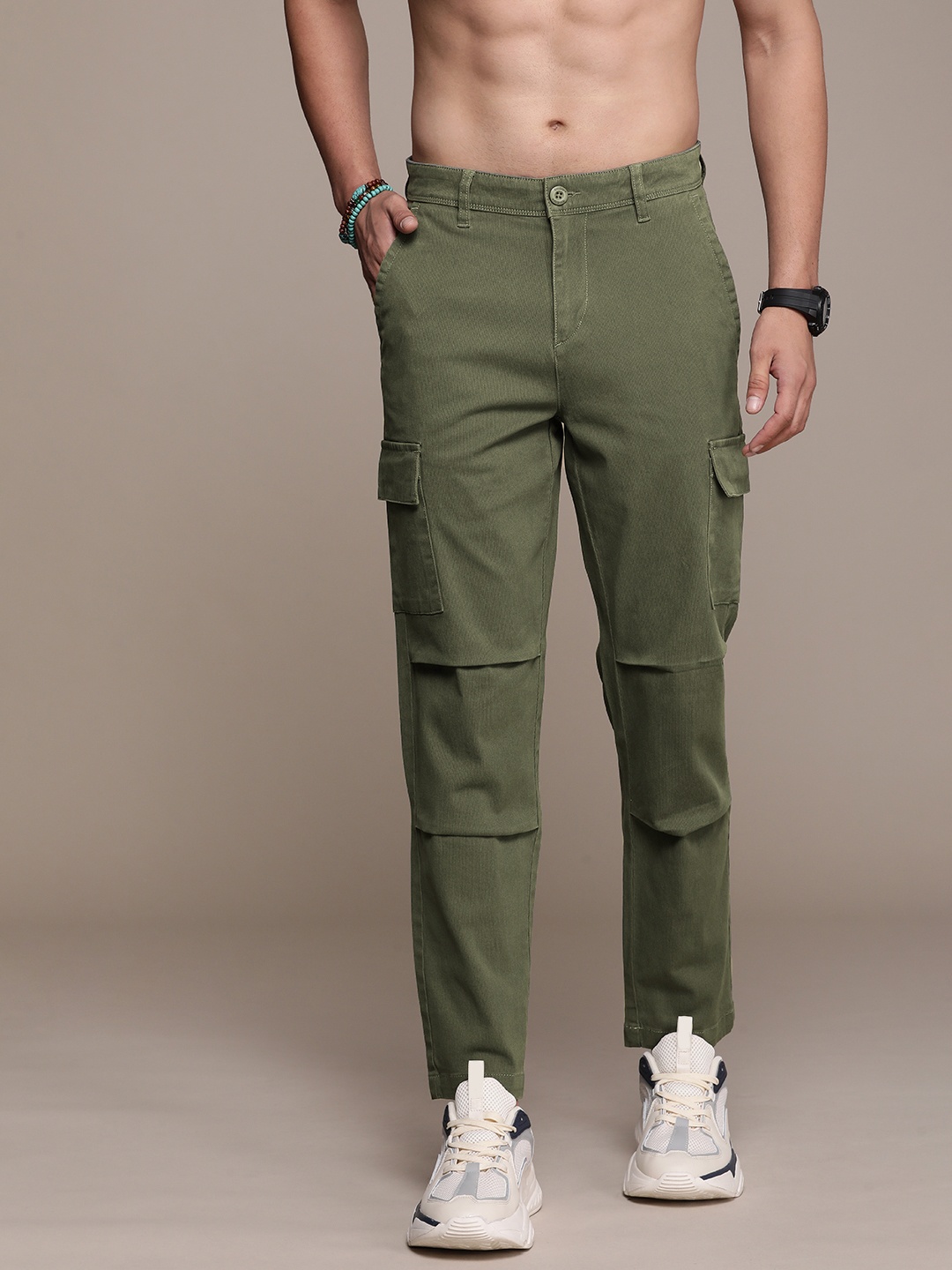 

The Roadster Lifestyle Co. Men Textured Relaxed Fit Cargo Trousers, Olive