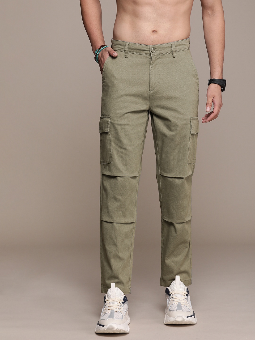 

The Roadster Lifestyle Co. Men Textured Cargo Trousers, Olive