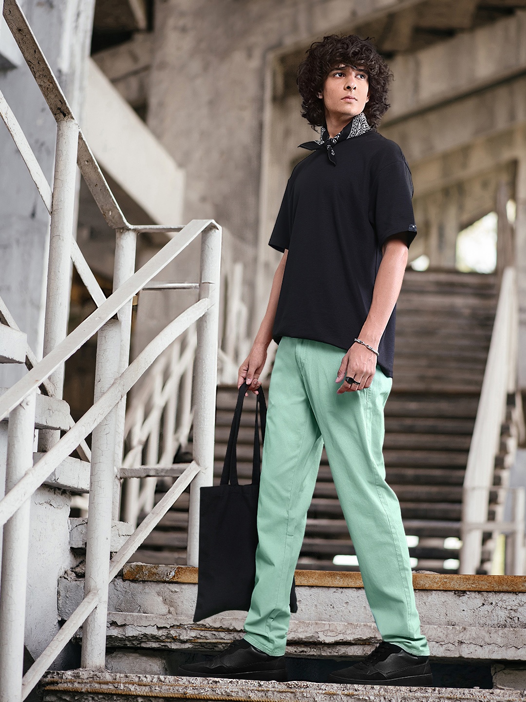 

The Roadster Life Co. Men Pure Cotton Mid-Rise Trousers, Sea green