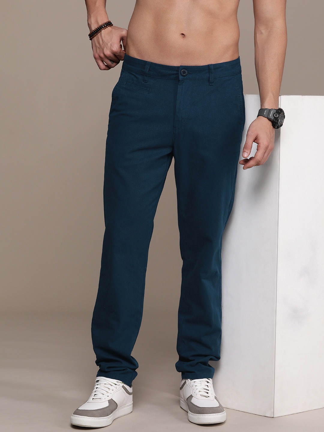 

The Roadster Life Co. Men Solid Mid-Rise Pure Cotton Chinos, Teal