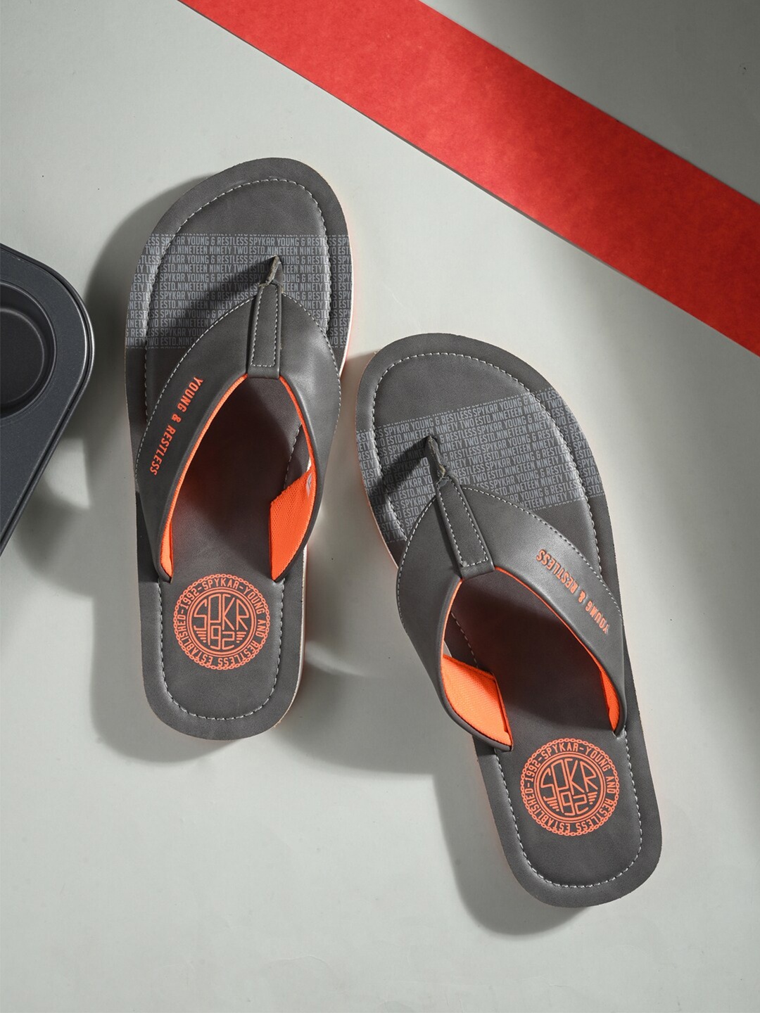 

SPYKAR Men Printed Thong Flip-Flops, Grey