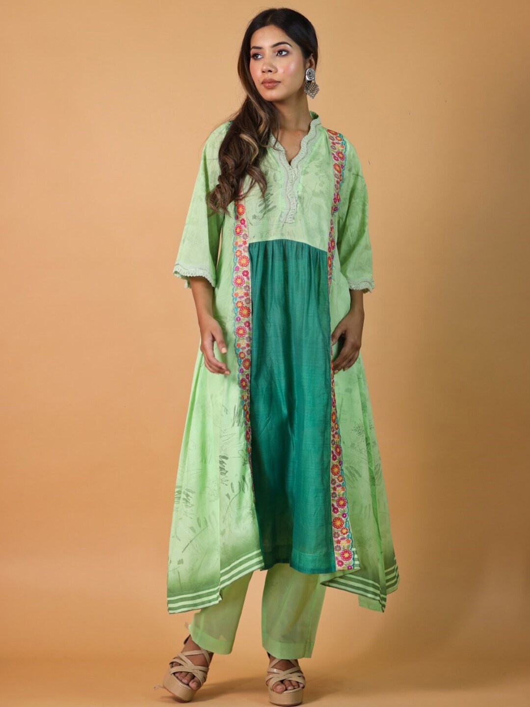 

Trinjann Floral Printed Chanderi Cotton Kurta With Trousers & Dupatta, Green