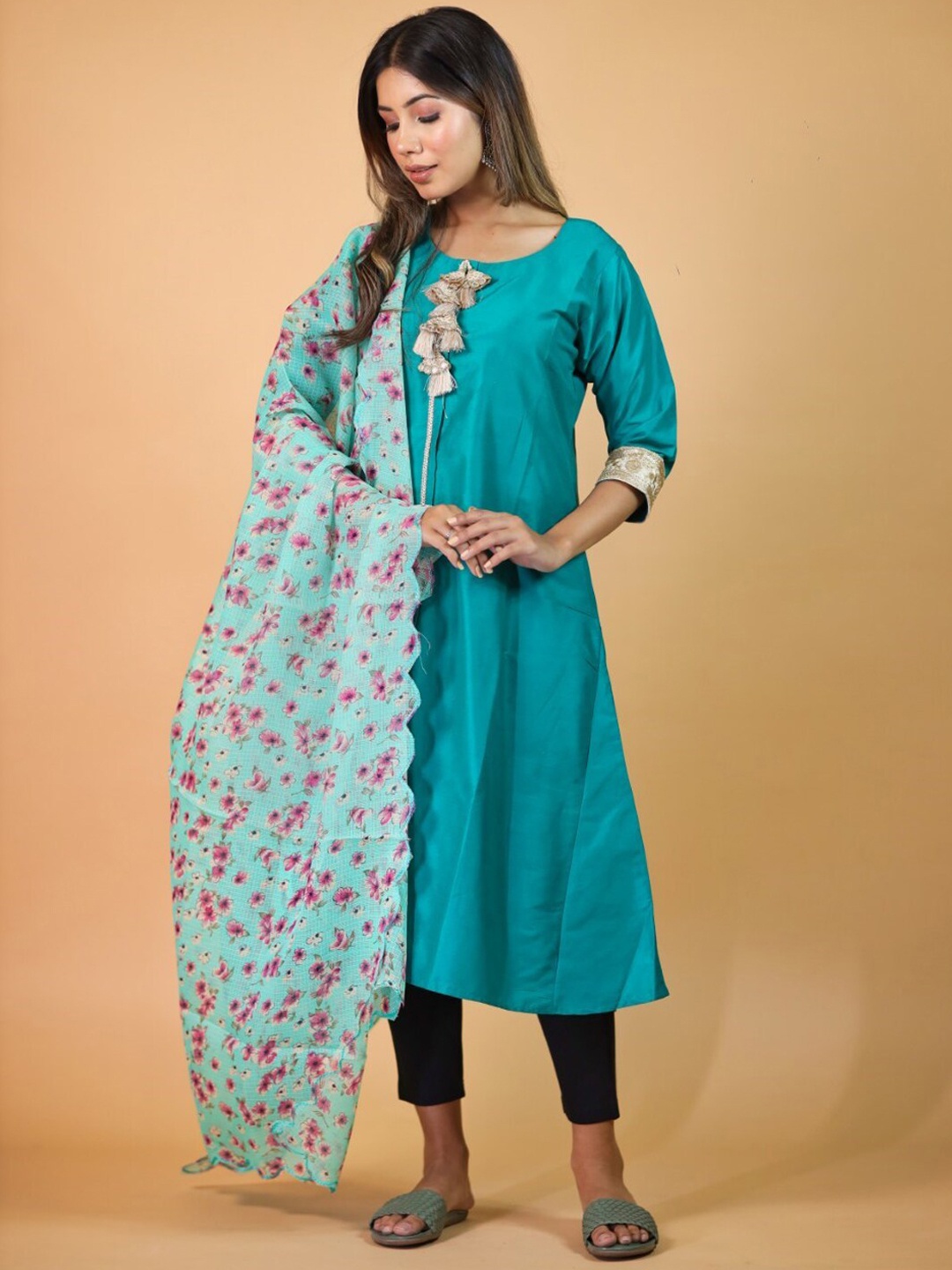 

Trinjann Sequinned Pure Cotton Kurta with Trousers & With Floral Printed Dupatta, Turquoise blue