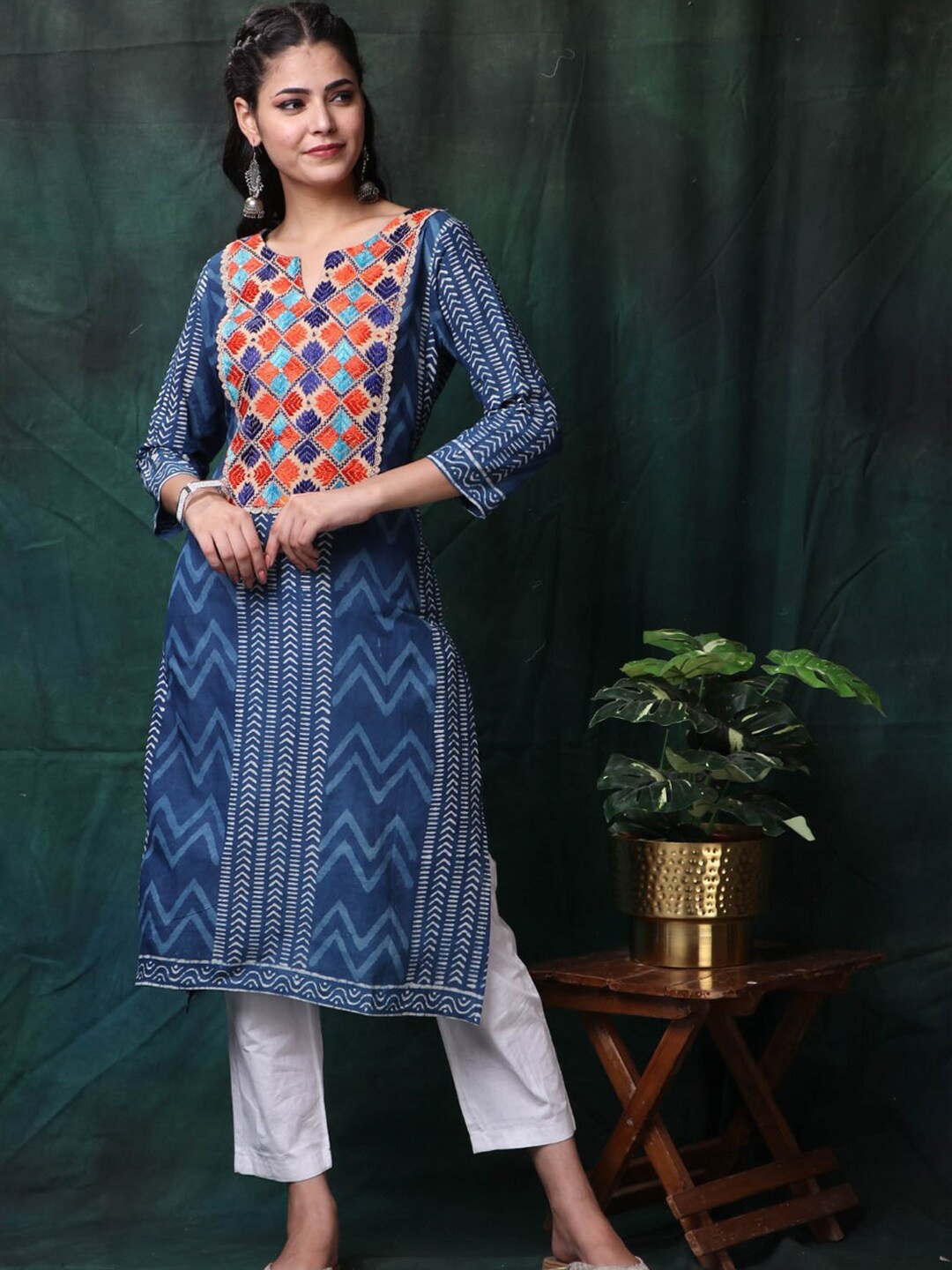 

Trinjann Geometric Printed Thread Work Cotton Straight Kurta, Blue