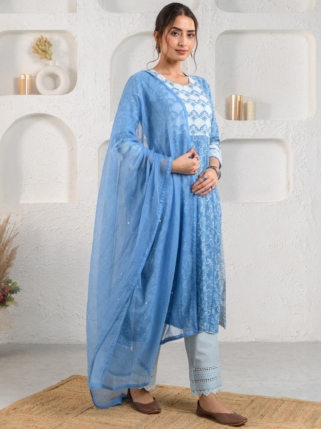 

Prakriti Jaipur Floral Printed Regular Straight Kurta & Trousers With Dupatta, Blue