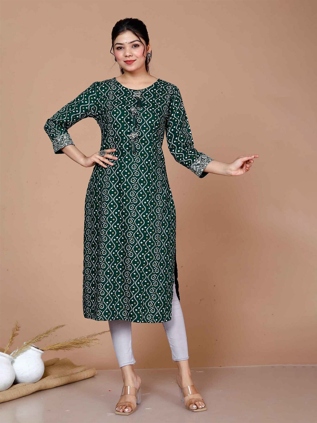 

MIRAVAN Bandhani Printed Round Neck Embroidered Straight Kurta, Green