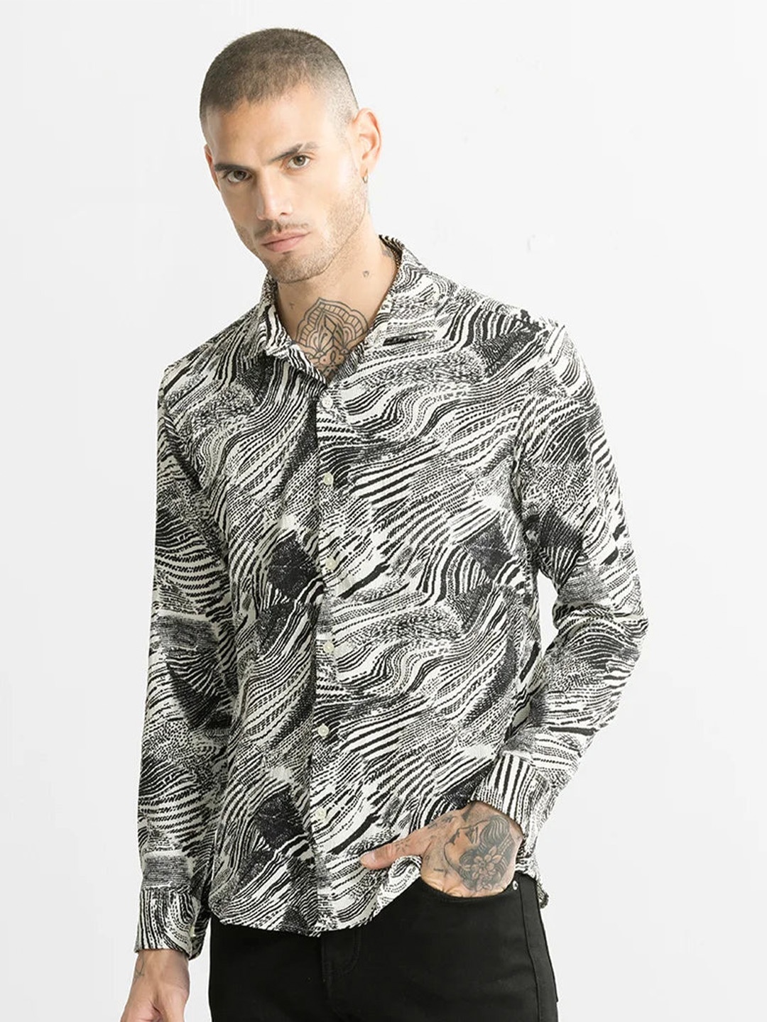 

Snitch Black & White Classic Slim Fit Abstract Printed Opaque Casual Shirt