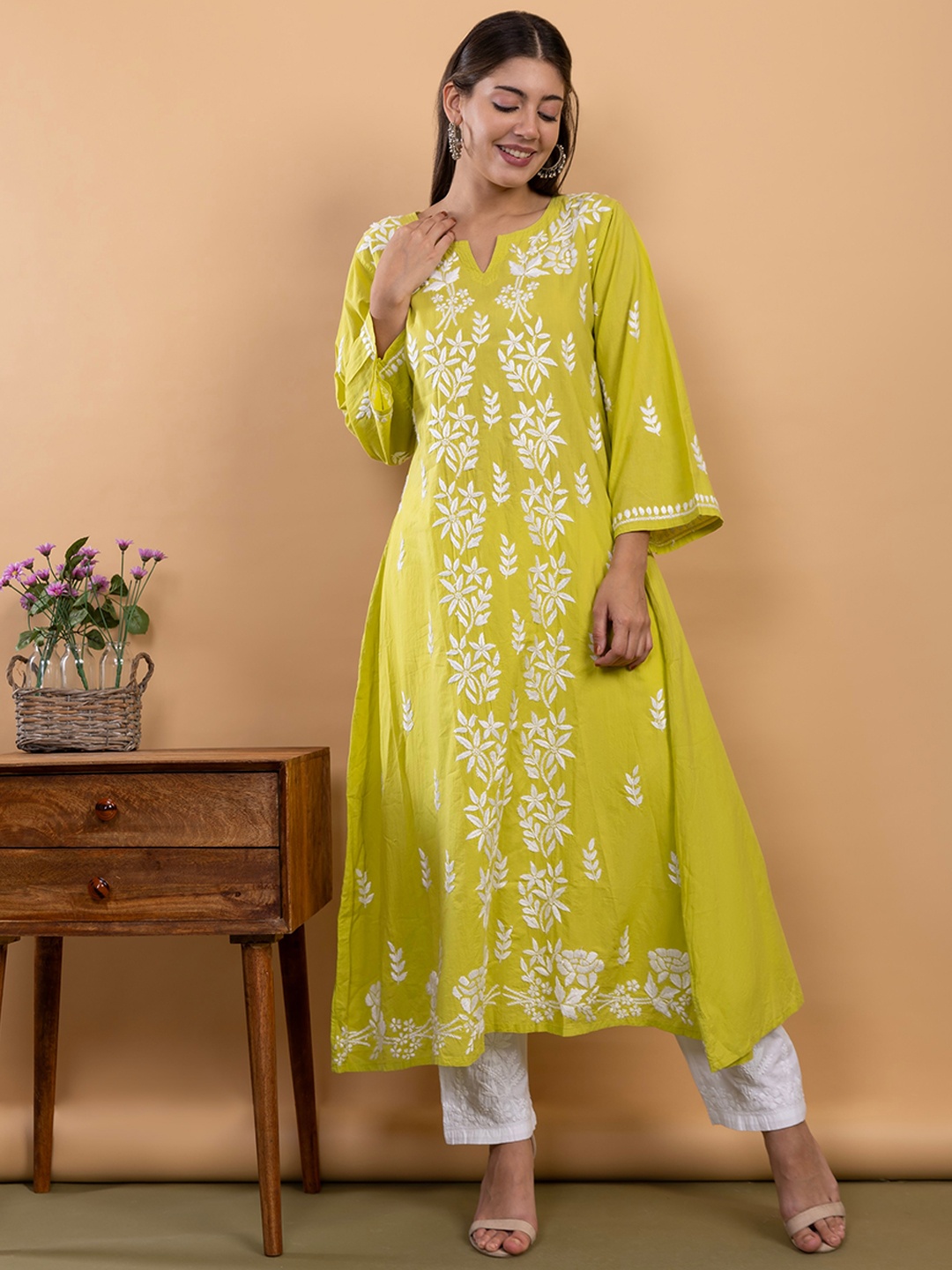 

HOUSE OF KARI Chikankari Embroidered Flared Sleeves Kurta, Green