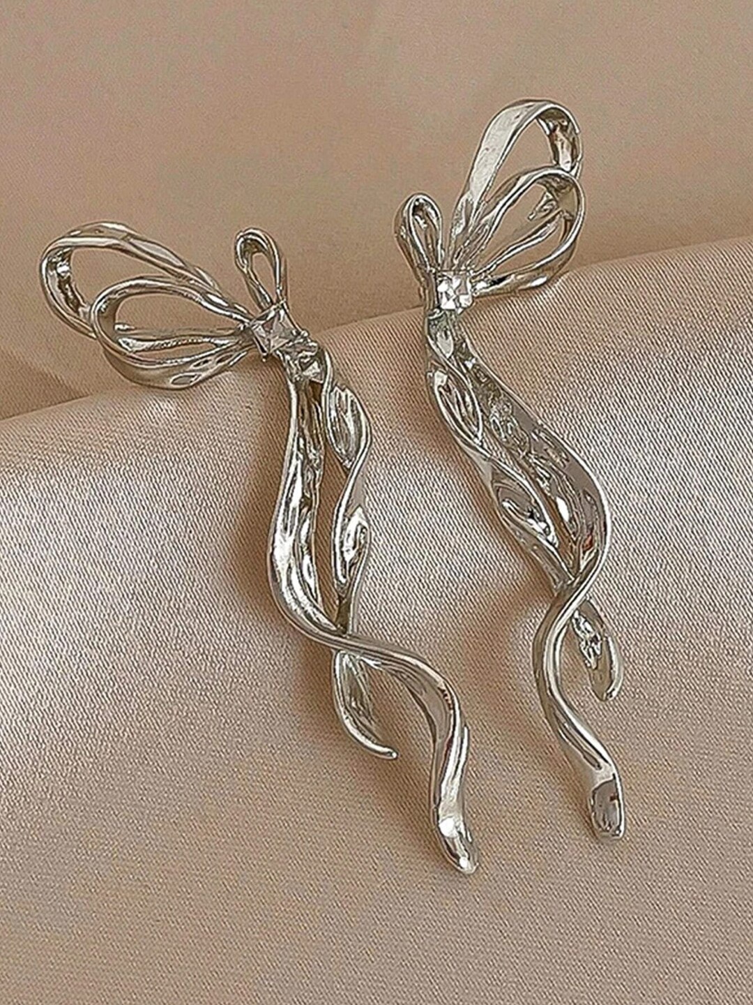 

FIMBUL Silver-Plated Stone-Studded Wired Bow Drop Earrings
