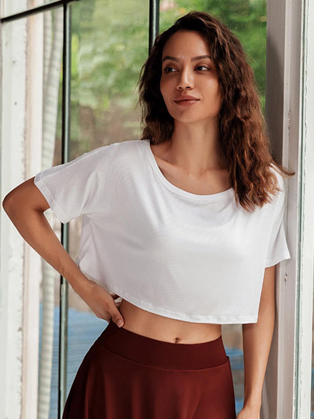 

LULU & SKY Round Neck Regular Crop Top, White