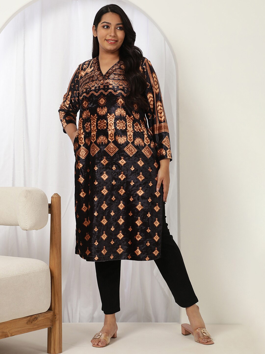 

Amydus Plus Size Ethnic Motifs Printed Velvet Kurta, Black