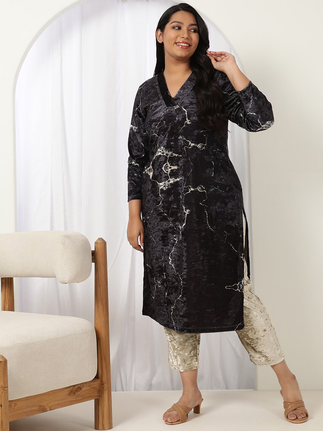 

Amydus Plus Size Abstract Printed V-Neck Velvet Kurta, Black