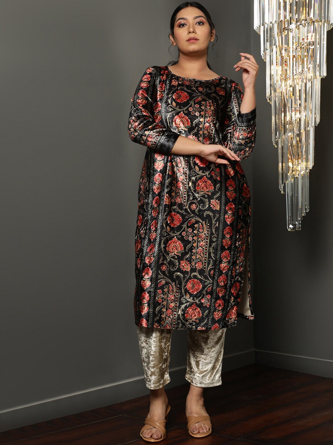 

Amydus Plus Size Floral Printed Velvet Kurta, Black