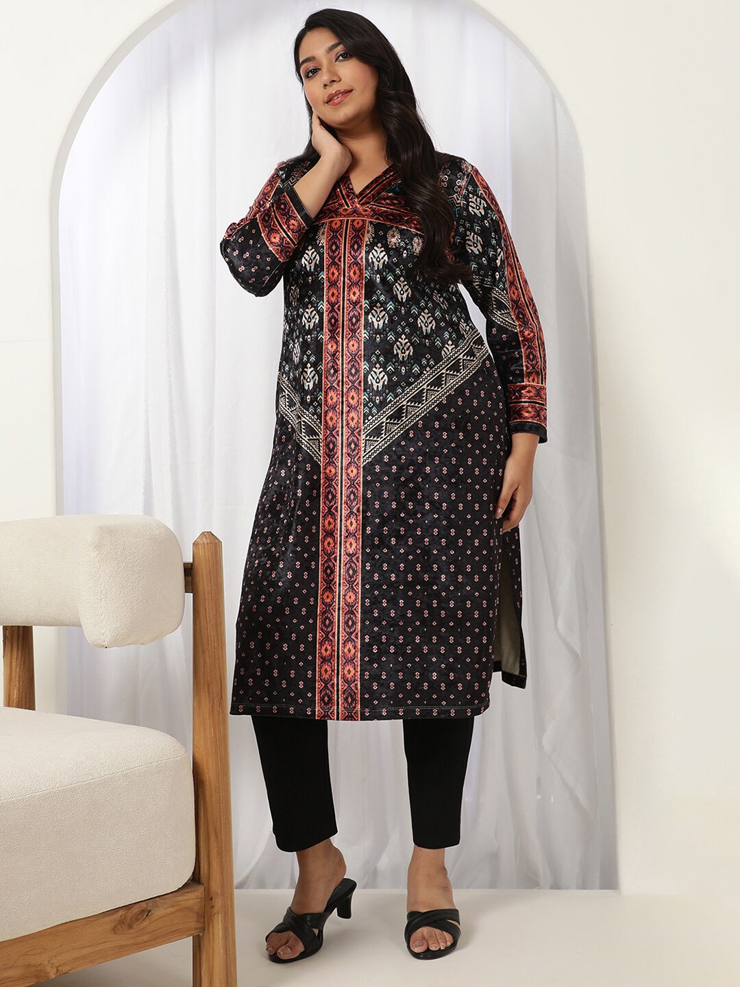 

Amydus Plus Size Ethnic Motifs Printed Velvet Kurta, Black