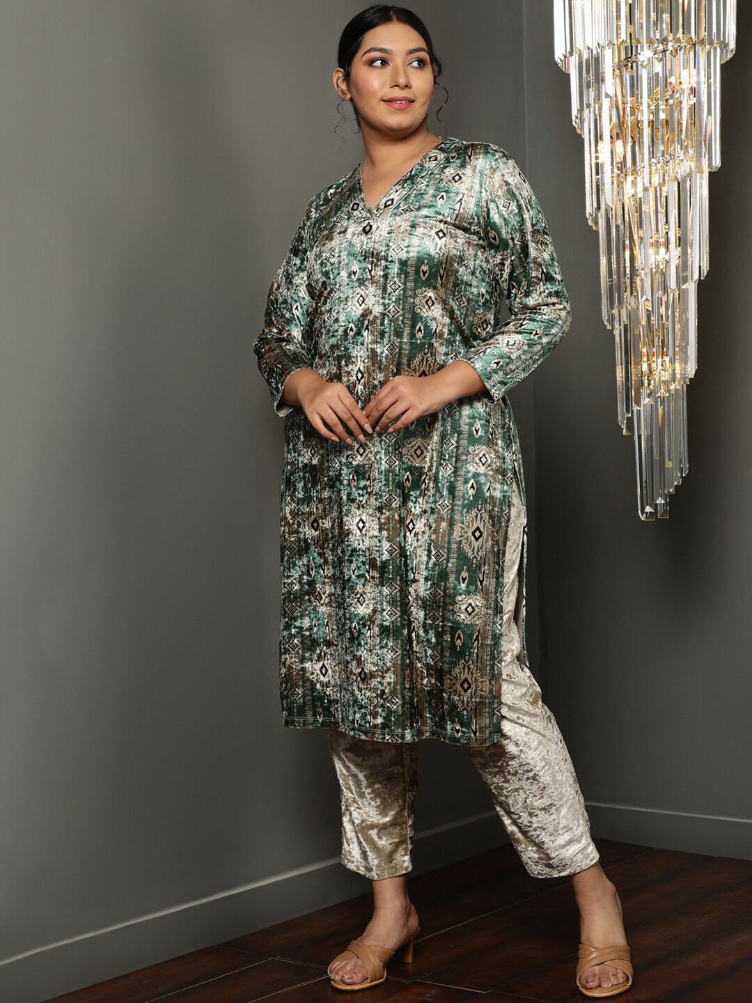 

Amydus Plus Size Ethnic Motifs Printed Velvet Kurta, Green