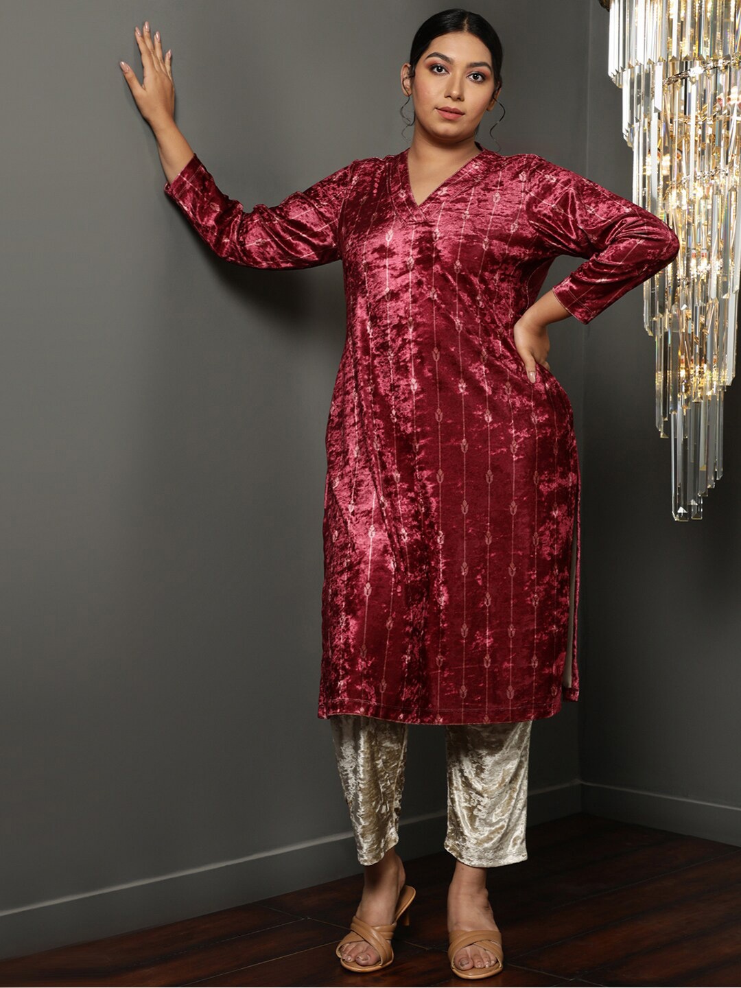 

Amydus Plus Size Ethnic Motifs Printed V-Neck Velvet Kurta, Red