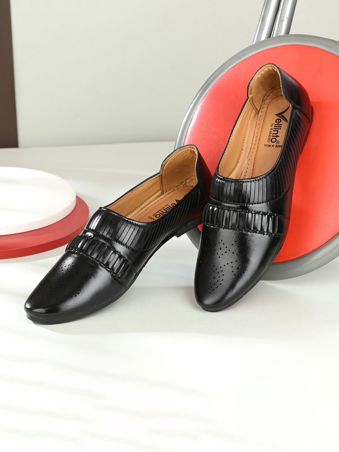 

Vellinto Men Crown Perforated Lightweight Mojaris, Black