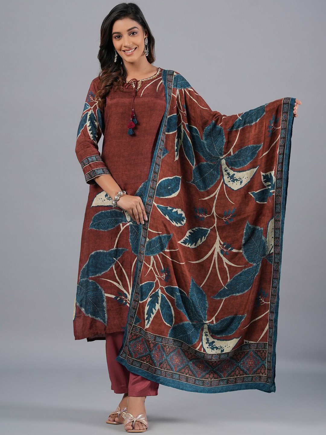

Amchoor Floral Printed Sequinned Detailed Straight Kurta & Trouser With Dupatta, Brown