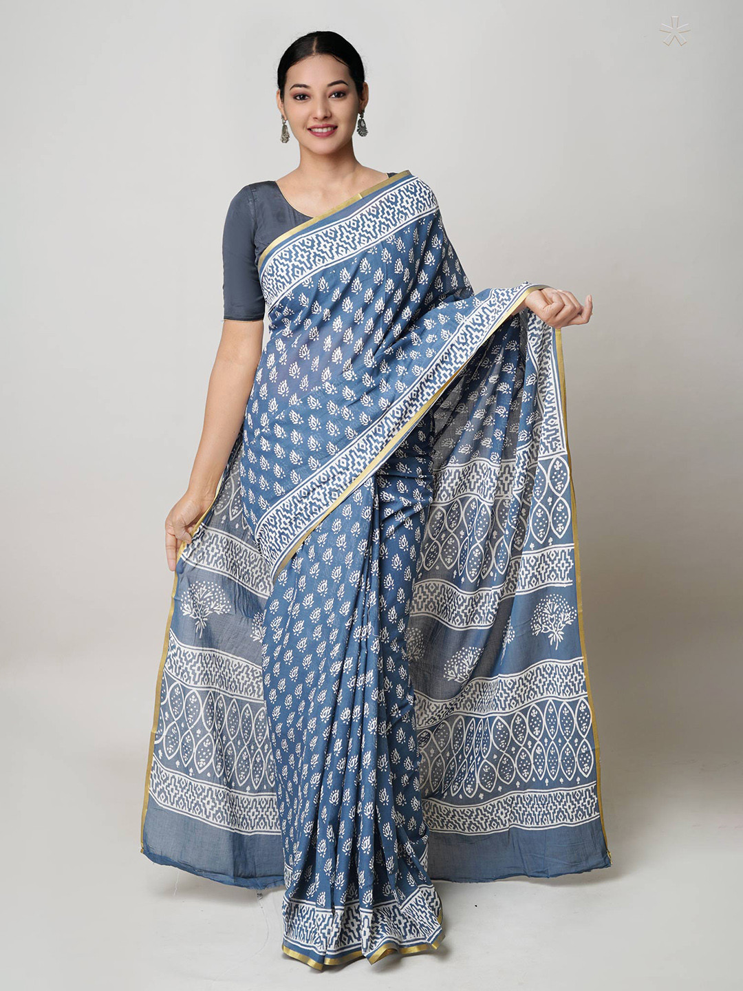 

Unnati Silks Ethnic Motifs Zari Pure Cotton Handloom Block Print Saree, Grey