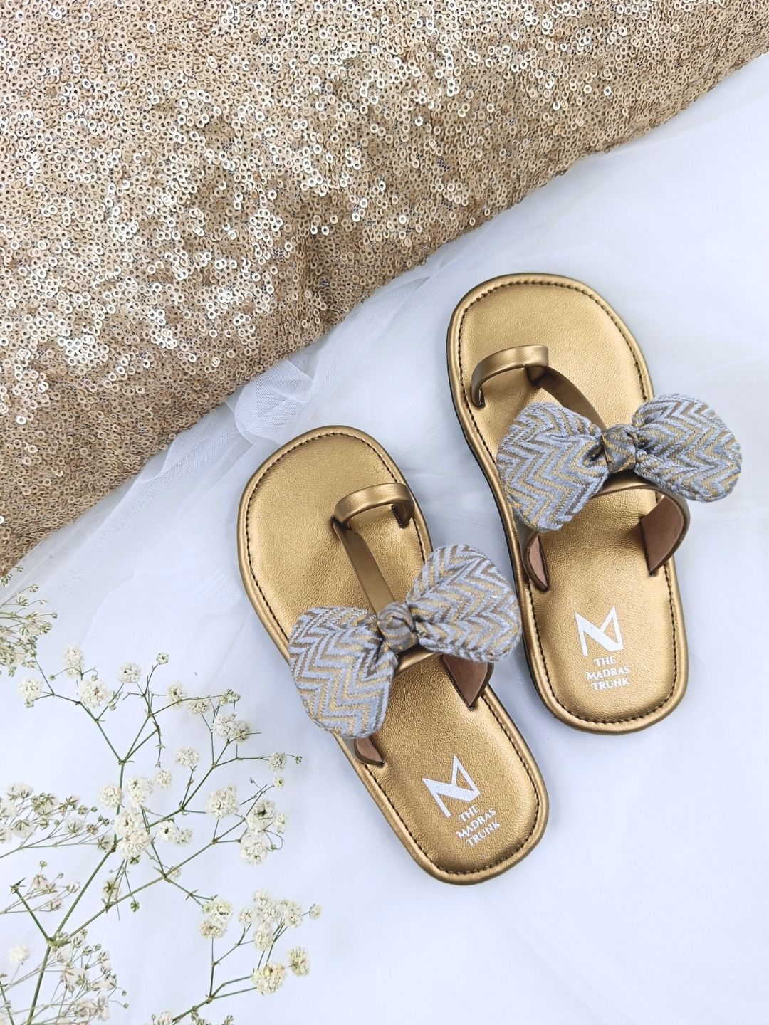 

THE MADRAS TRUNK Girls One Toe Flats With Bows, Gold